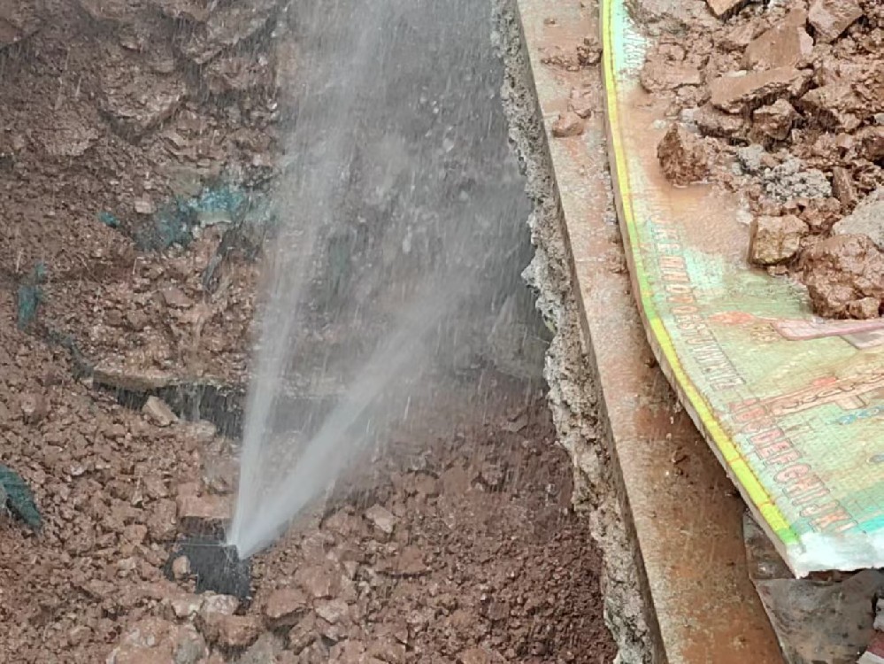 张家口市察北管理区消防水管漏水检测定点开挖